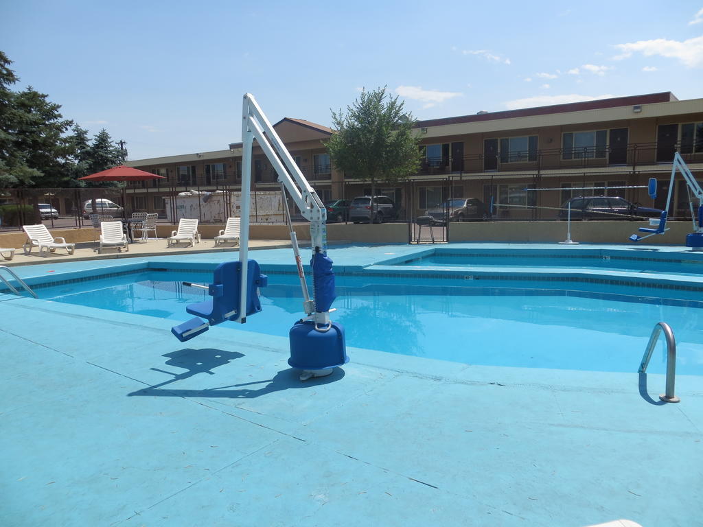 Travelstar Inn & Suites Colorado Springs Exterior photo