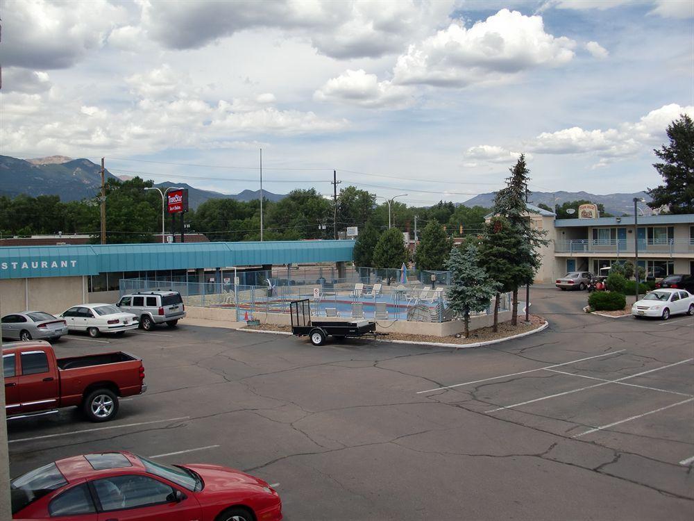 Travelstar Inn & Suites Colorado Springs Exterior photo