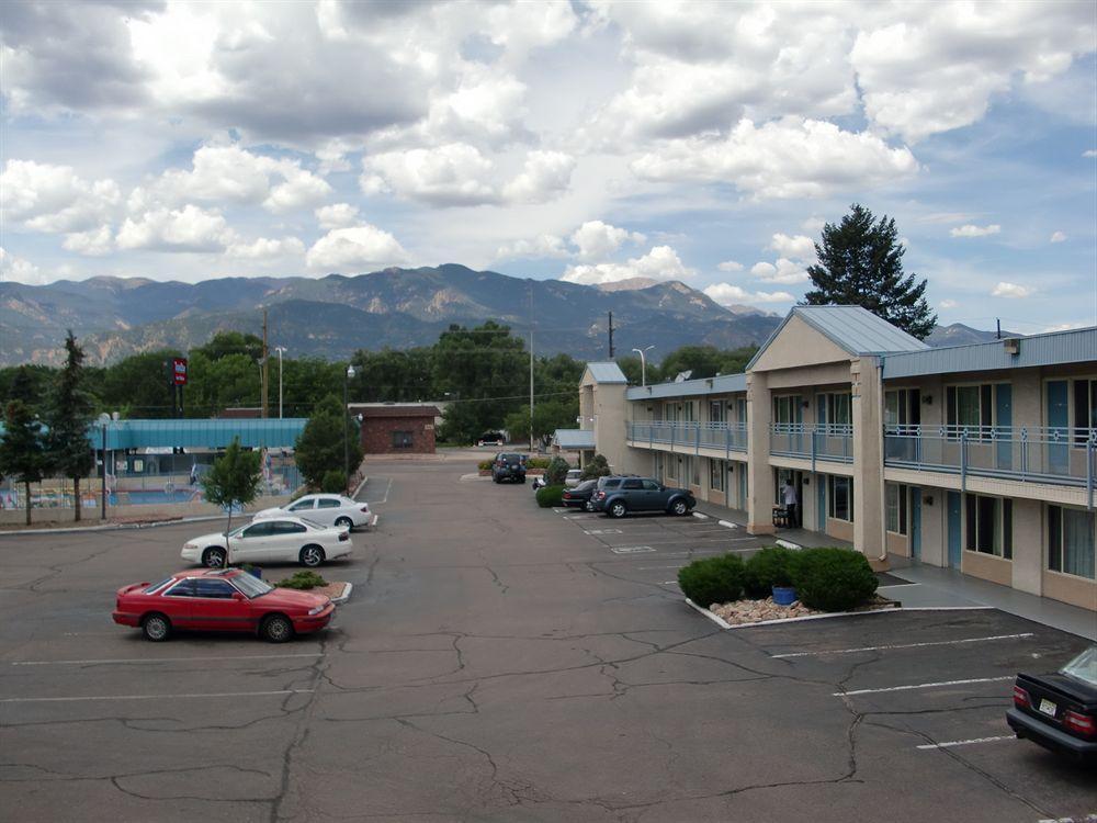 Travelstar Inn & Suites Colorado Springs Exterior photo