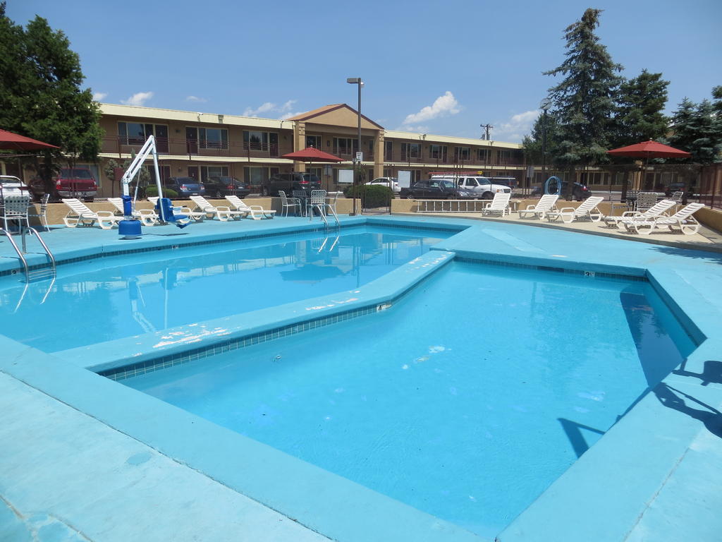 Travelstar Inn & Suites Colorado Springs Exterior photo